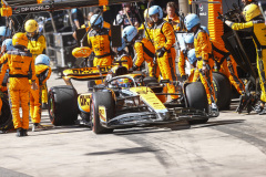 Oscar Piastri, McLaren MCL60, makes a pit stop