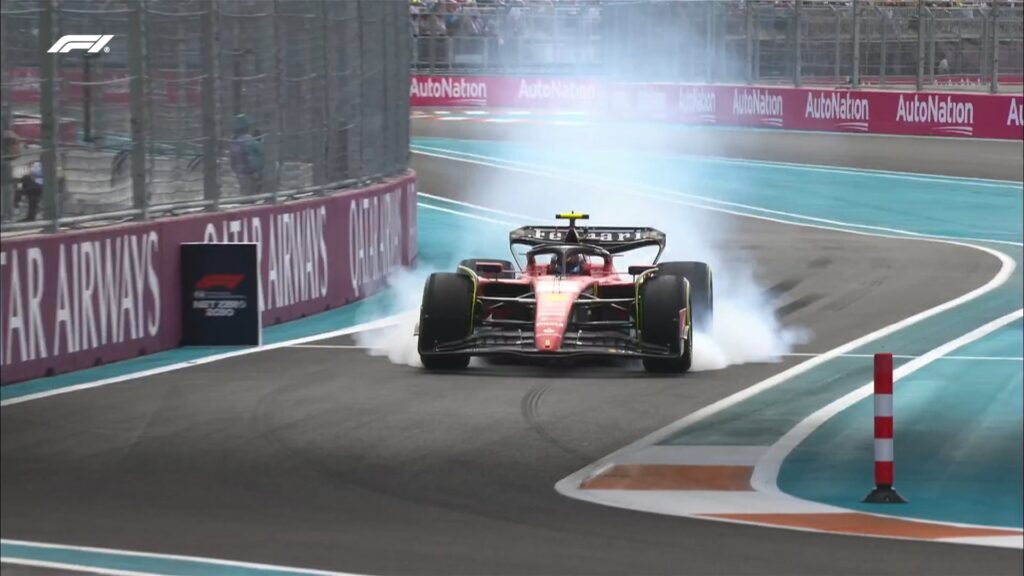 Carlos Sainz passando o limite de velocidade na entrada dos boxes.