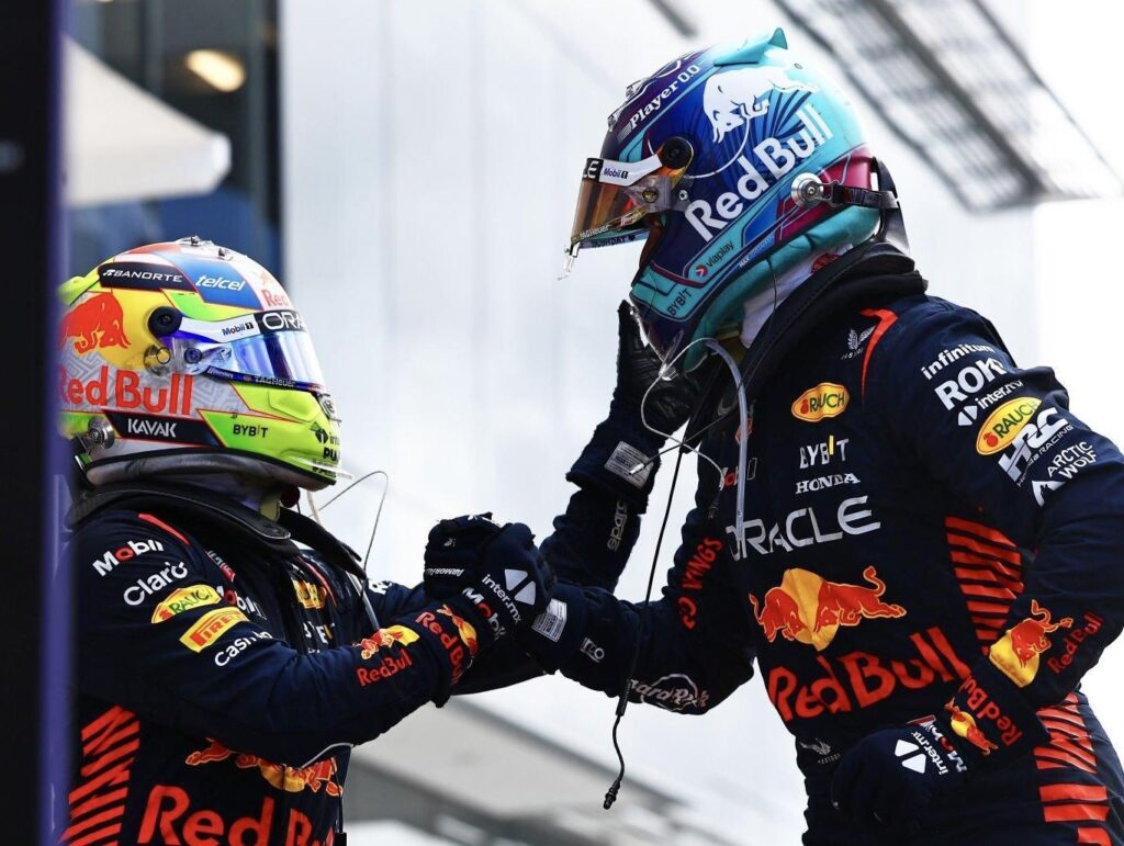 Sérgio Pérez parabenizando o vencedor da corrida Max Verstappen.